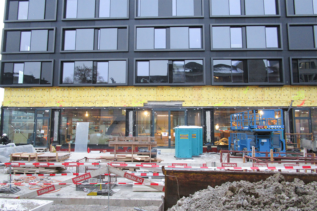 Hotelfassade im Bau und Baustelle davor