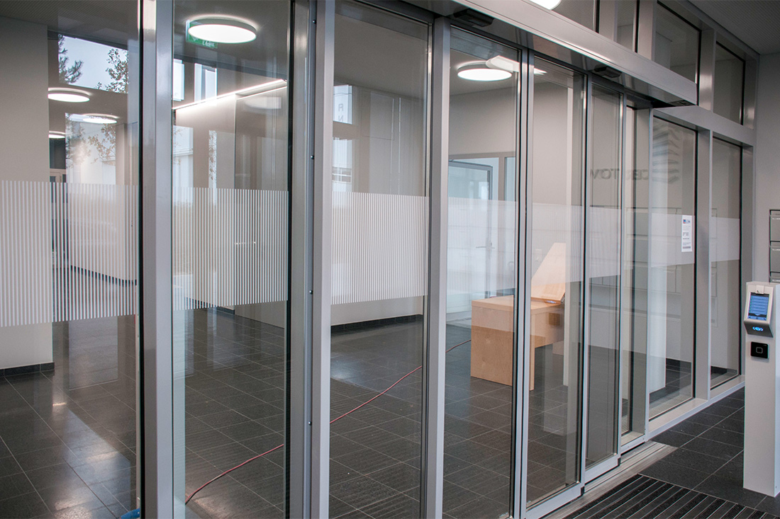 Sichtschutzglas an Glastüren-Eingang der Firma