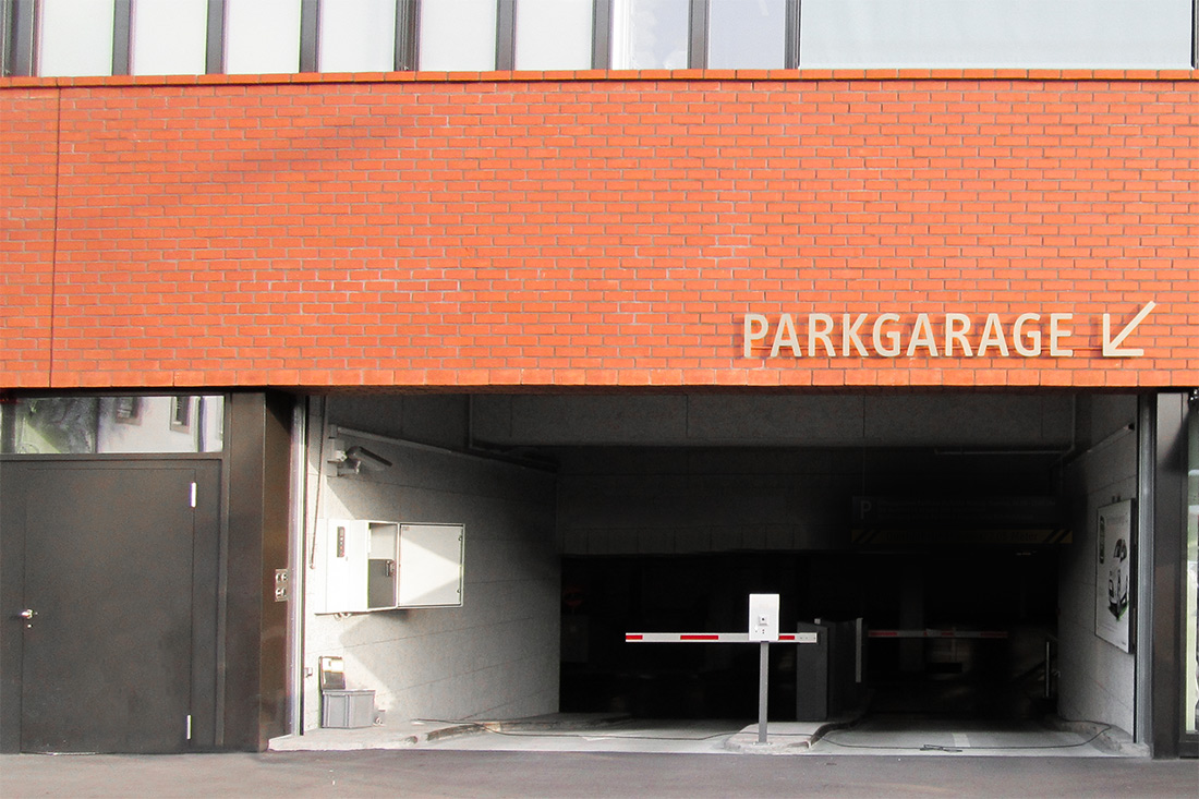 Signalisation mit beschrifteter Parkgarage