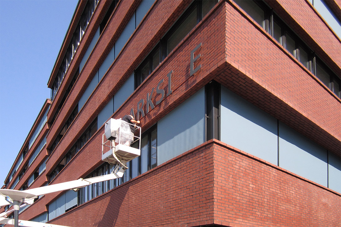 Leuchtwerbung und Fassadenbeschriftung Parkside, Montage mit Skyworker