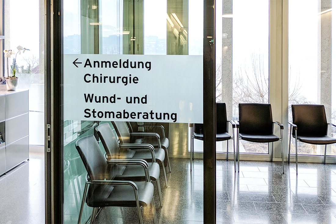 Beschriftete Glastuere zur Anmeldung, Chirurgie