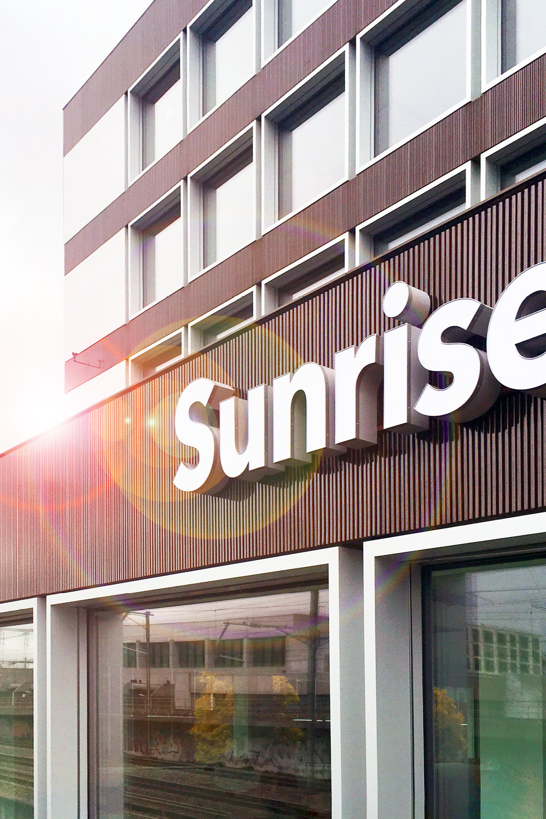 LED-Leuchtschrift Aussenfassade: Sunrise LED-Logo