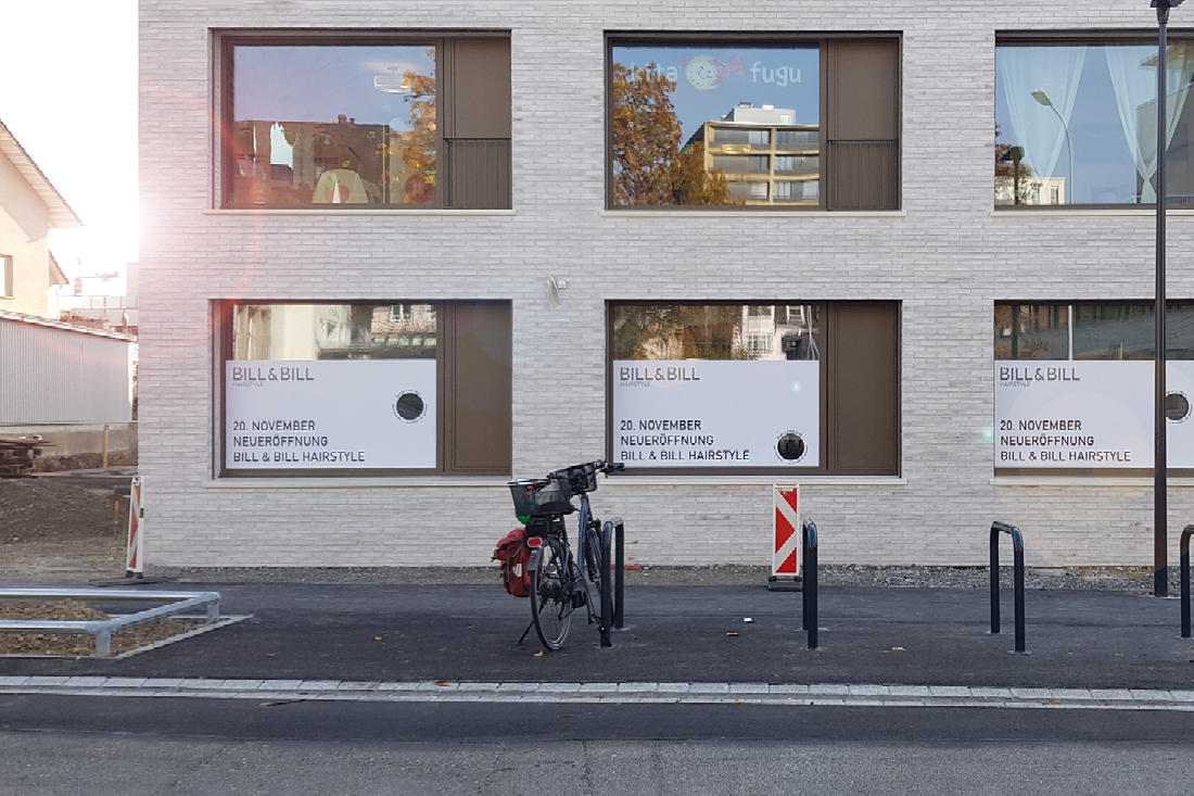 provisorischer Sichtschutz wurde für die drei grossen Schaufenster erstellt. Guckloecher sollten die Passanten neugierig machen.