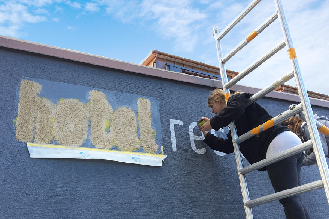 Schablonen vereinfachen die Arbeit. Der Farbanstrich, wurde zuerst vorgestrichen, dann versieget.