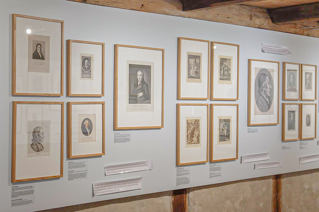 Ausstellungs-Gestaltung und Inszenierung der Bilder machen die Geschichte erlebbar.