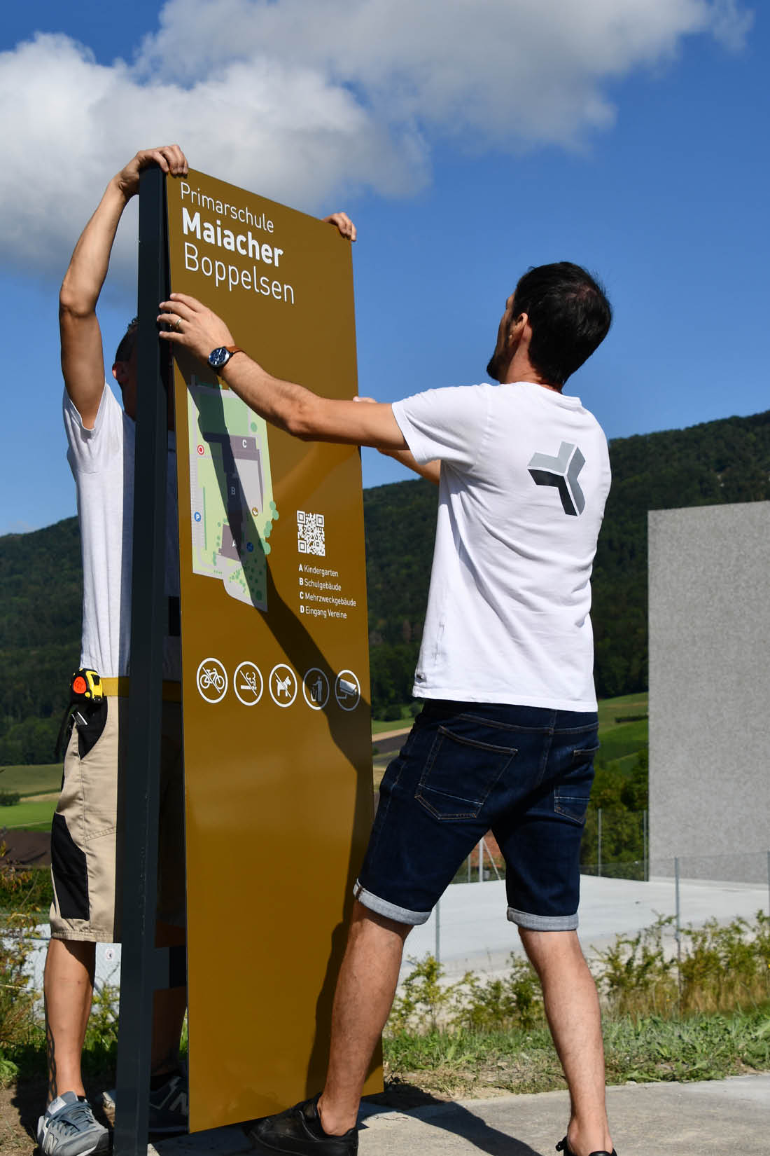 Passgenau wird die Stele von den Frontwork Mitarbeitern installiert