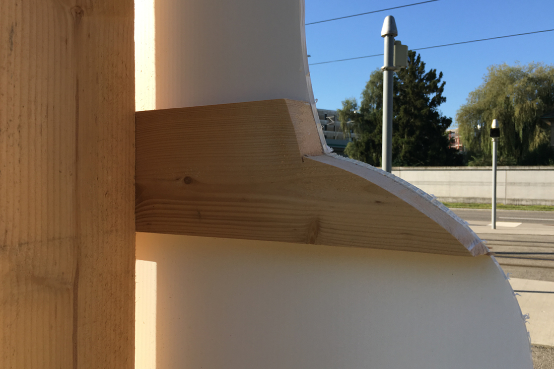 Normplatten werden nach Bedarf in die Form gefraest und auf der vorbereiteten Kantholz-Konstruktion verschraubt.