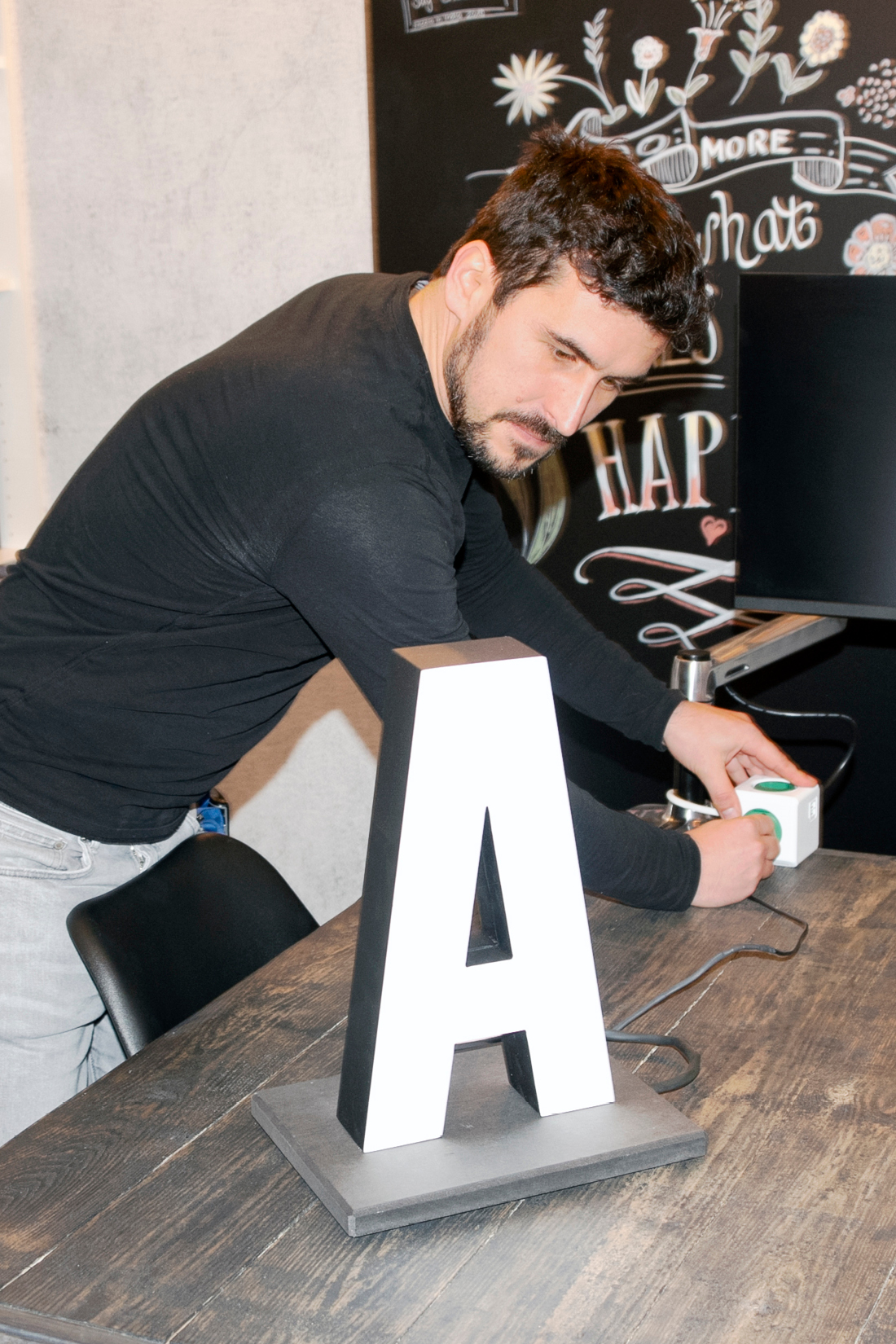 Test eines Prototyps im Frontwork Sitzungszimmer durch Projektleiter Mario Gantenbein.