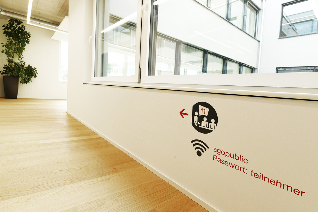 Exakt platzierte Schablonierarbeiten Schueler finden sich einfach zurecht - dank einfacher und praegnanter Signaletik.