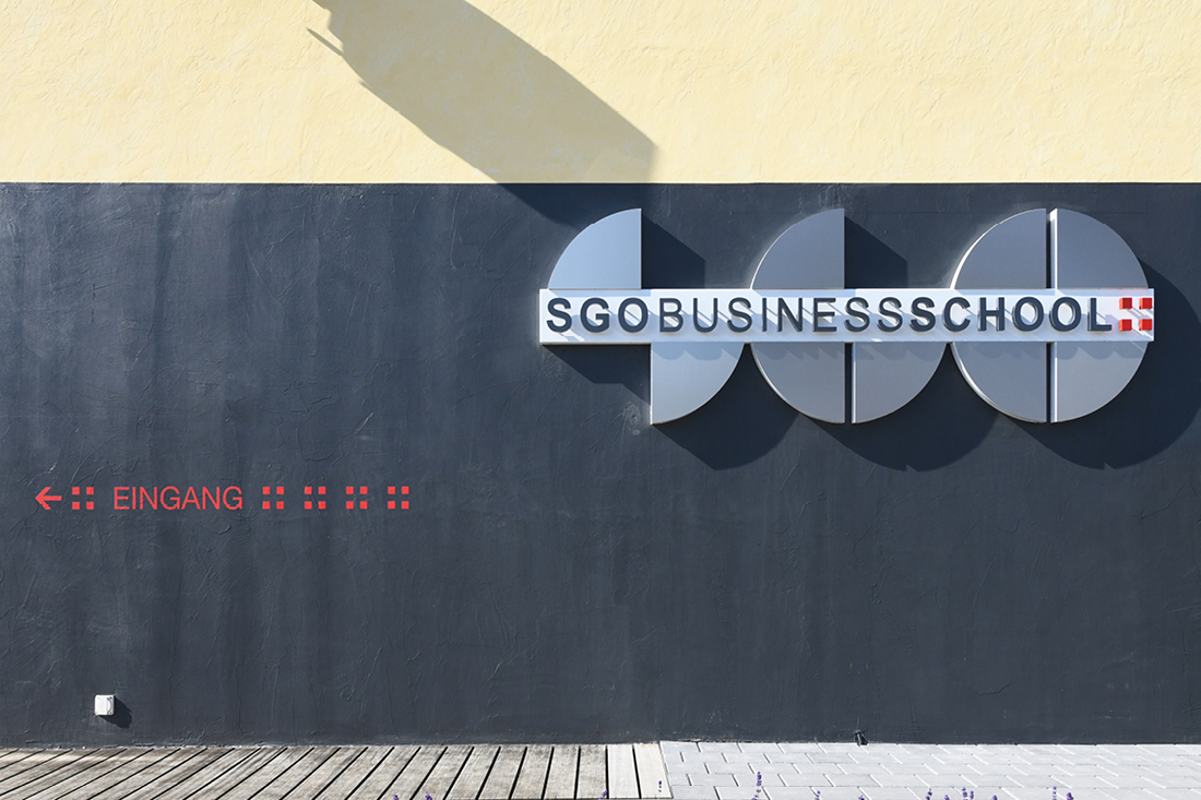 Neues Orientierungssystem Flachschriften aus Stahl zeigen das Firmenlogo von SGO.