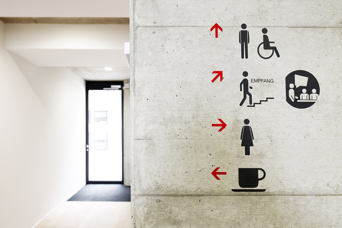 Innensignaletik – exakt platzierte Schablonierarbeiten Egal wo, es ist klar wo's langgeht – einfach und klar.