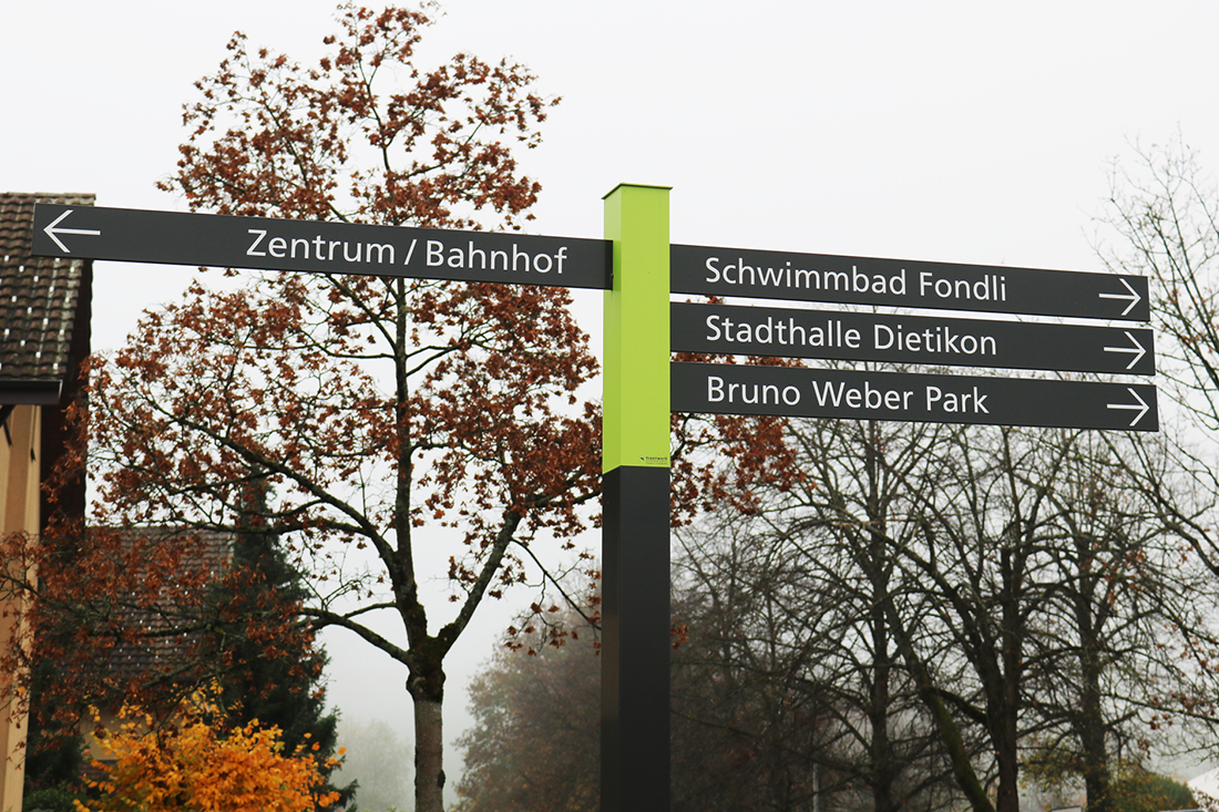 Stadtsignaletik Strassen-Namen-schilder